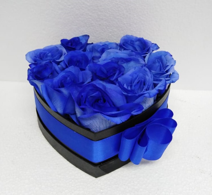 Caja corazon con 50 rosas azules y blancas a Domicilio - El Jardin de Rosas