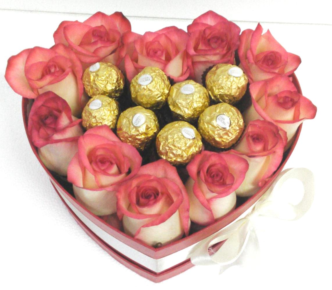 12 Rosas en Caja Coraz�n y Bombones Ferrero Rocher